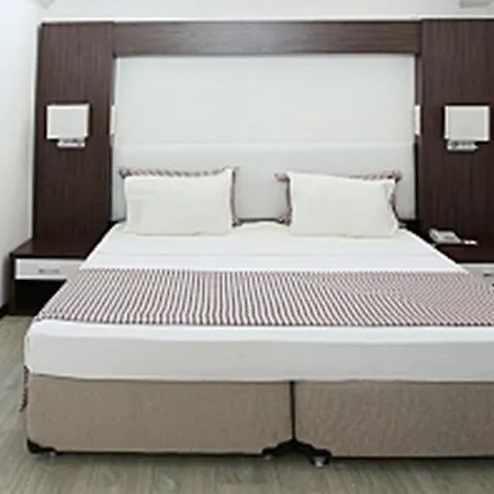 Отель Arora 4*
